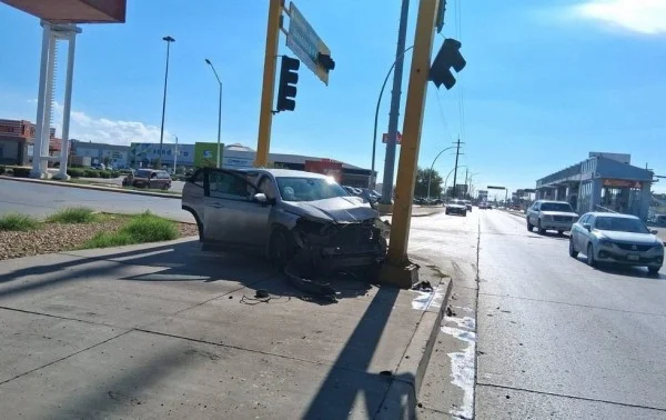 Camioneta GMC Terrain impactada contra un semáforo en Ciudad Juárez