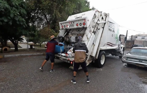 Camión recolector de basura durante labores de limpieza en Ciudad Juárez