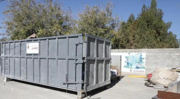 Contenedor para tiliches instalado en un panteón municipal de Ciudad Juárez