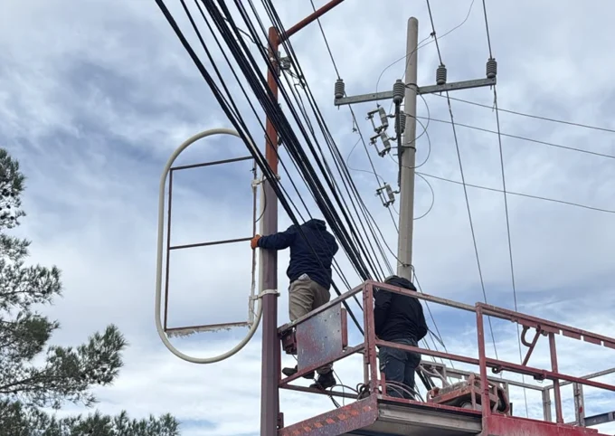 Retiro de pendones no autorizados en infraestructura urbana de Ciudad Juárez