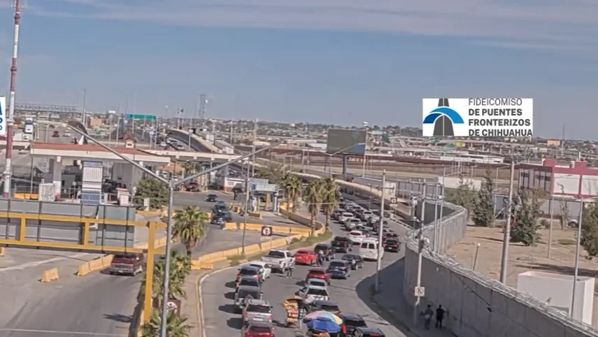 Fila de vehículos rumbo a los puentes internacionales entre Ciudad Juárez y El Paso