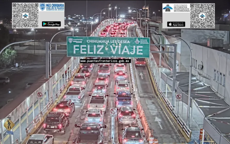 Fila de vehículos en un puente internacional entre Ciudad Juárez y El Paso