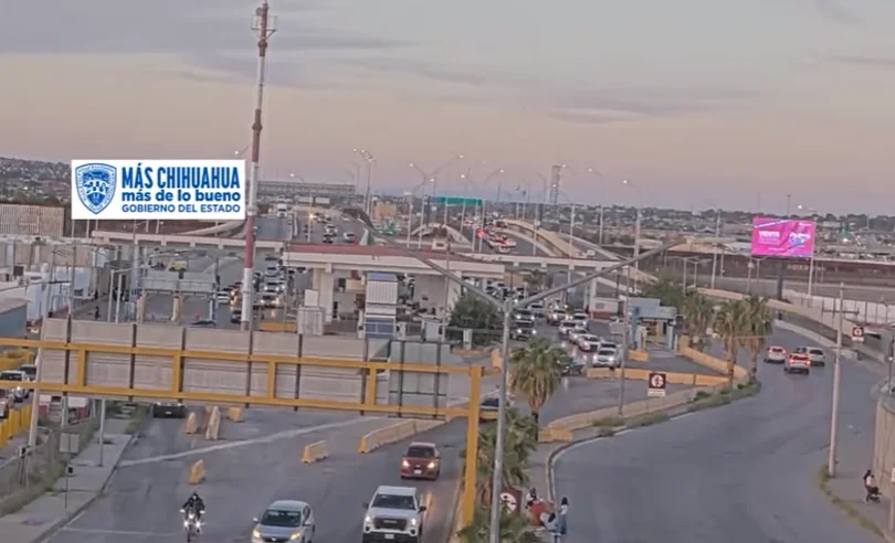Fila de vehículos en uno de los puentes internacionales de Ciudad Juárez hacia El Paso