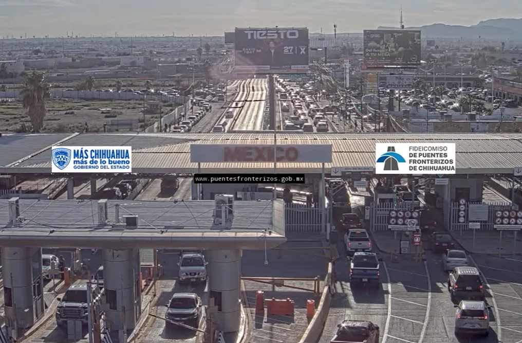 Filas de automóviles en los puentes internacionales rumbo a Ciudad Juárez