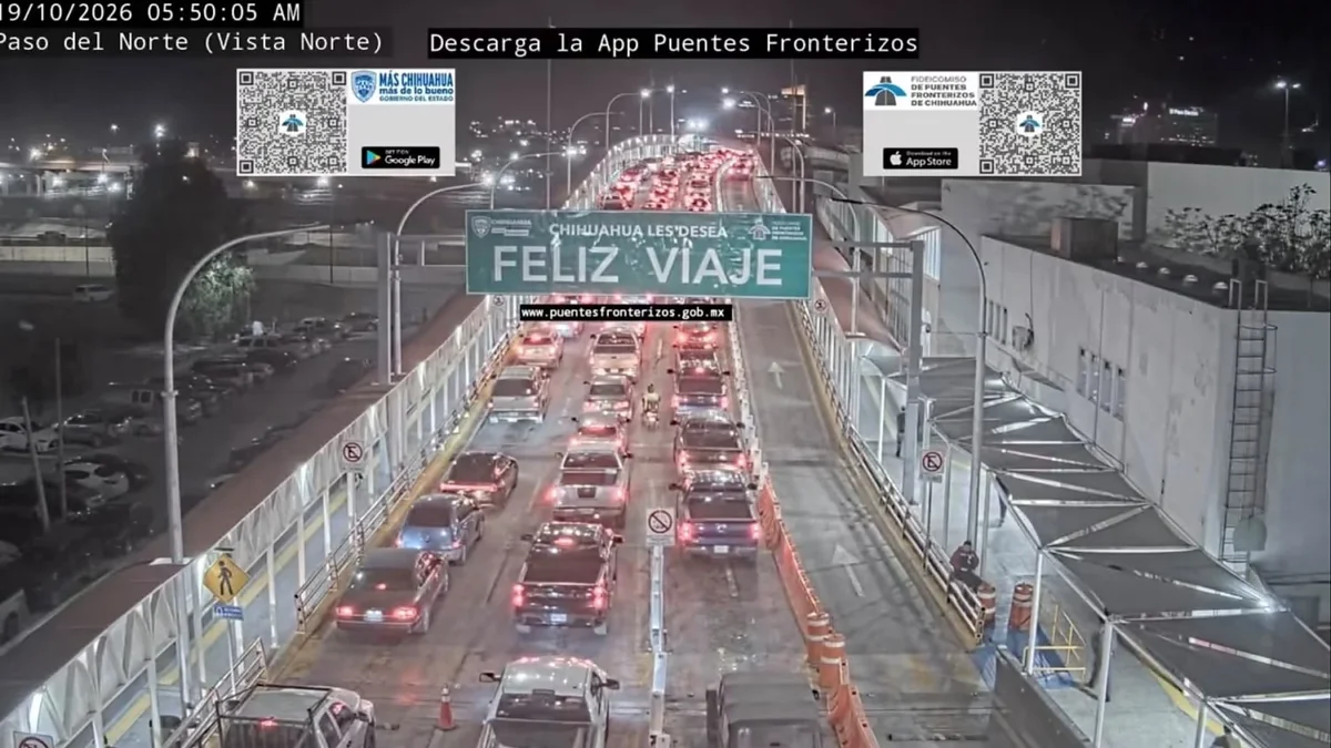 Automovilistas esperan para cruzar de Ciudad Juárez hacia El Paso por los puentes internacionales