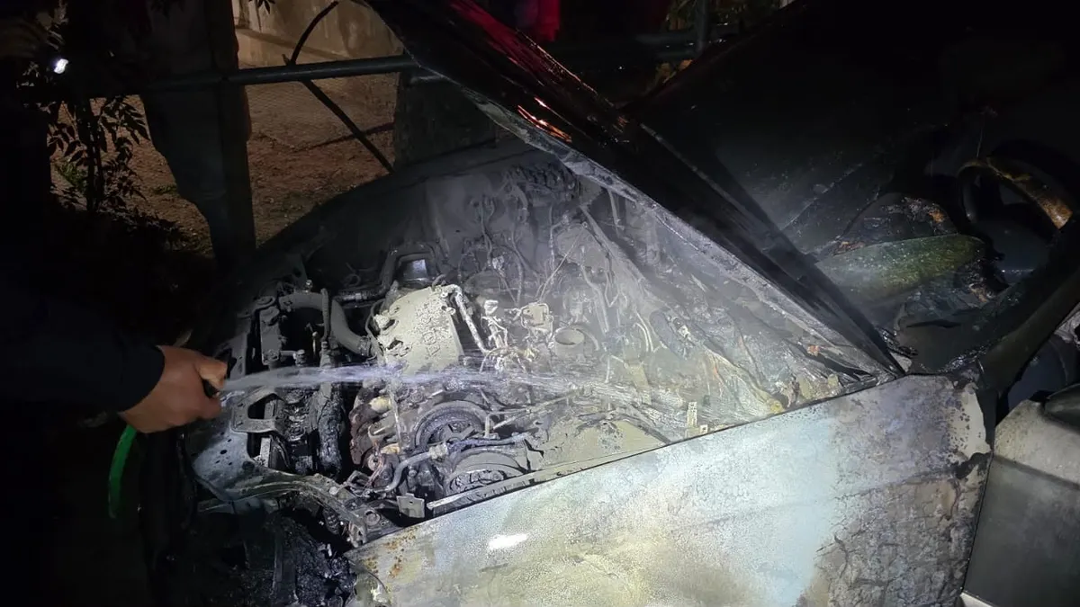 Honda Civic gris dañado por un incendio en la colonia Satélite de Ciudad Juárez