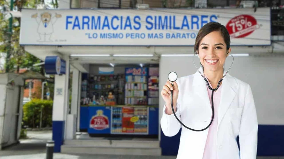 Médico general durante una consulta para comparar salarios del IMSS y Farmacias Similares