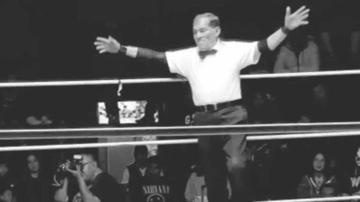 Réferi El Búho durante una función de lucha libre en Hidalgo