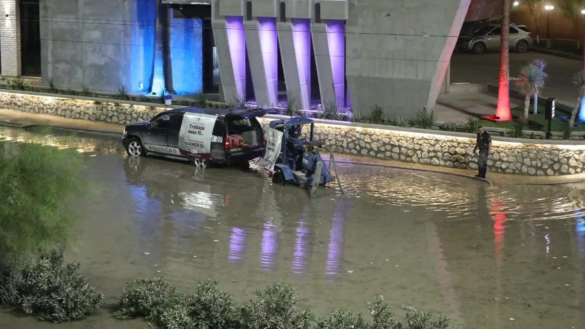 Operativo para extraer agua acumulada en el puente Centauro de Ciudad Juárez