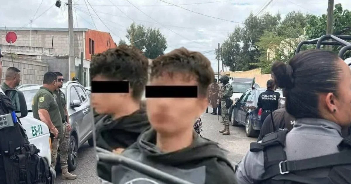 Exterior de la Secundaria General Número 13 de Torreón investigada tras el ataque