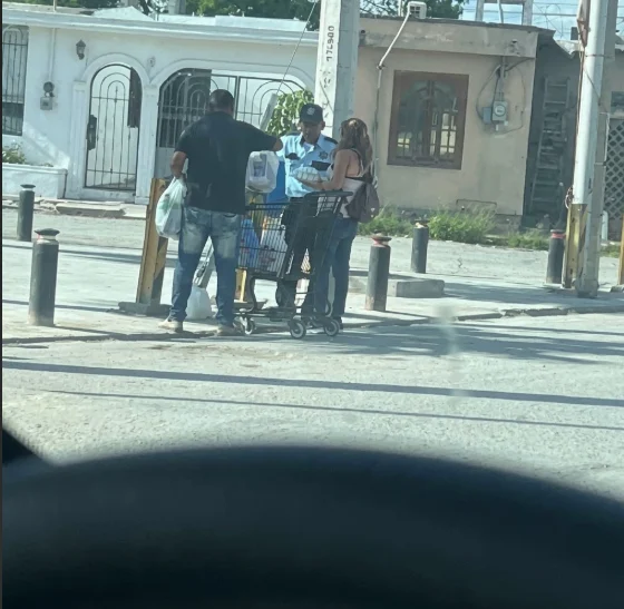 Carrito de supermercado recuperado por guardia de S-Mart en Matamoros