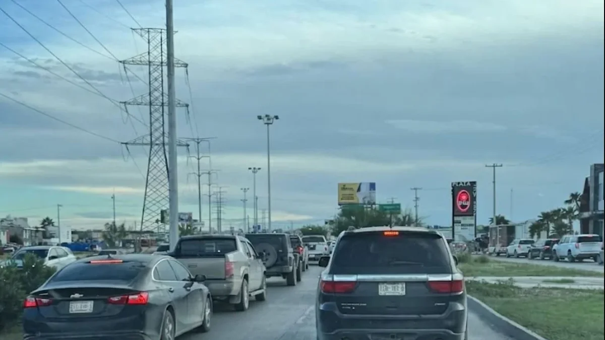 Tráfico intenso y filas de vehículos sobre la avenida De las Torres en Ciudad Juárez