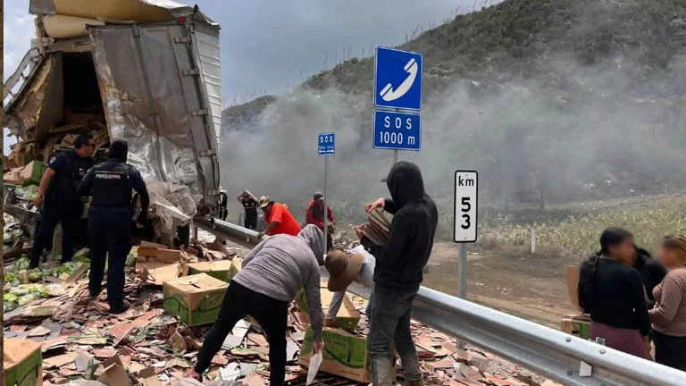 Dos tráileres incendiados después de un choque en la autopista Cuacnopalan-Cuapiaxtla