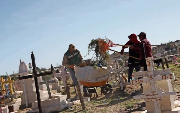 Trabajos de limpieza en cementerios municipales de Ciudad Juárez