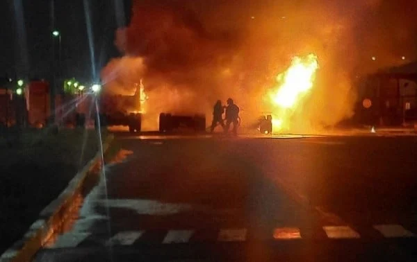 Bomberos atienden incendio que dañó tres tractocamiones en Ciudad Juárez