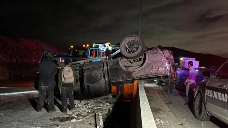 Pick-up volcada junto a muros de contención en el periférico Camino Real de Ciudad Juárez