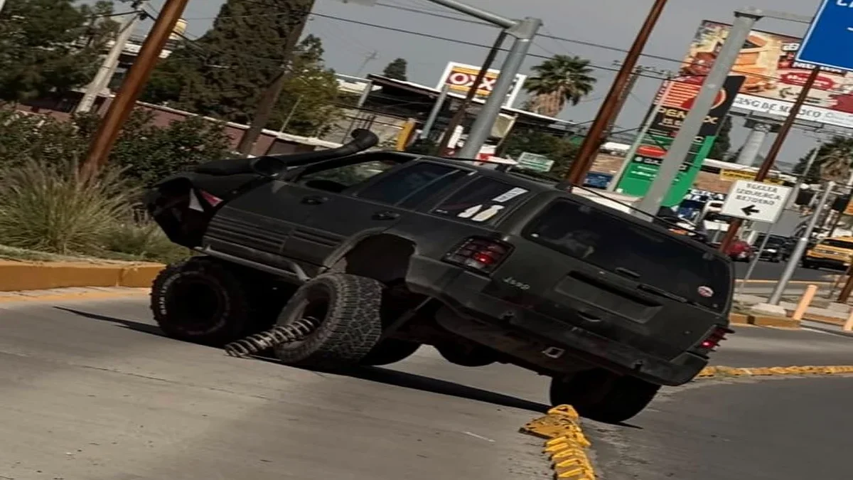 Camioneta tipo Jeep sin eje trasero varada en la avenida Tecnológico de Ciudad Juárez