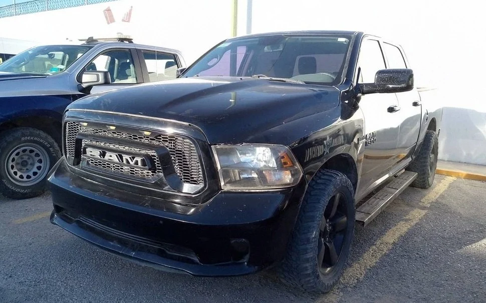 Camioneta Dodge RAM negra asegurada tras una persecución en Ciudad Juárez