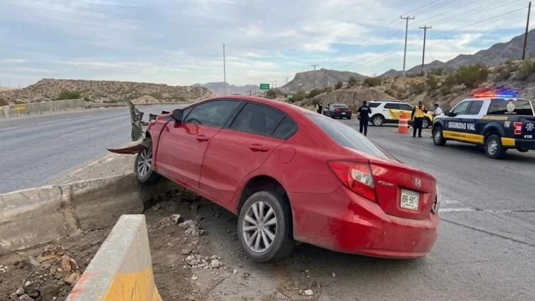 Choque entre una Ford Explorer y un Honda Civic en Camino Real y Eje Vial Los Ojitos