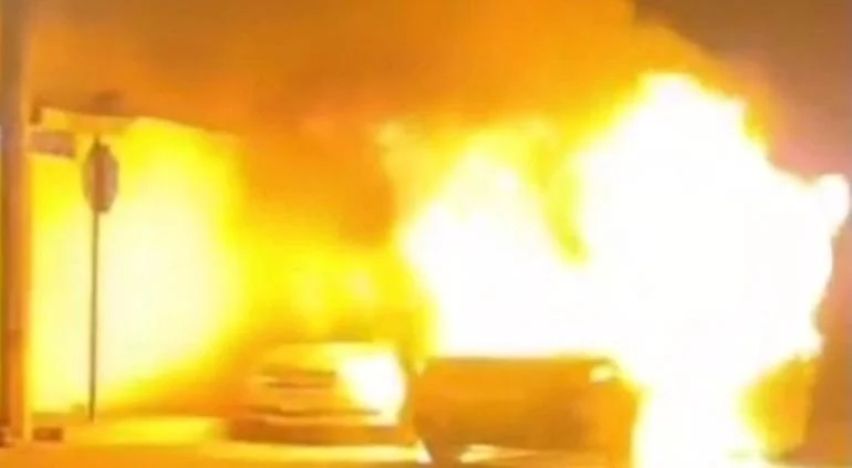 Auto con daños totales tras incendio en la calle Hiedra