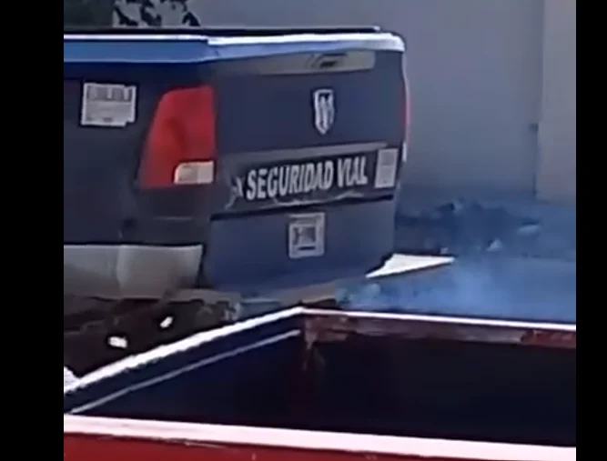 Patrulla SV-953 de Seguridad Vial expulsando humo en una calle de Ciudad Juárez