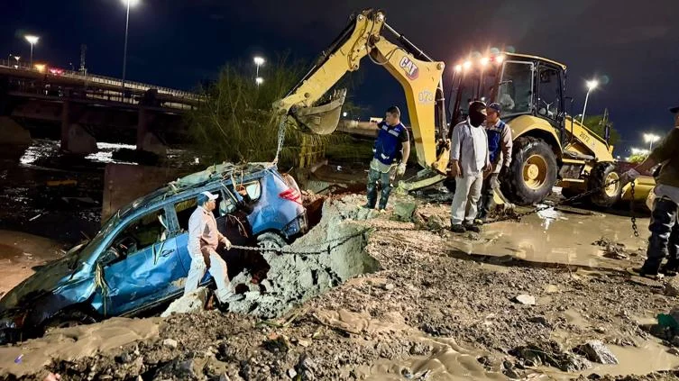 Vehículo arrastrado por una corriente durante las lluvias en Ciudad Juárez