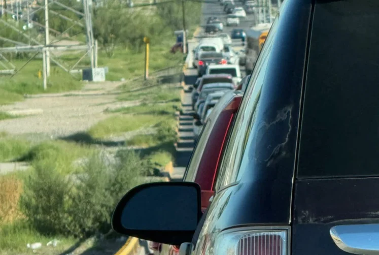 Tráfico lento en avenida de las Torres y Teófilo Borunda en Ciudad Juárez