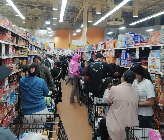 Clientes formados con carritos en los pasillos de Smart Talamás en Ciudad Juárez