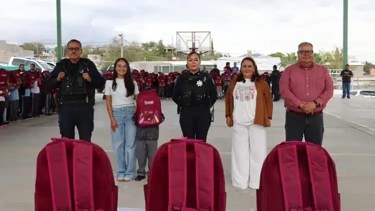 Entrega de mochilas a estudiantes de escuelas primarias de Ciudad Juárez