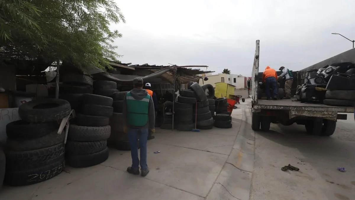 Llantas y residuos acumulados en negocio inspeccionado por el Municipio de Ciudad Juárez