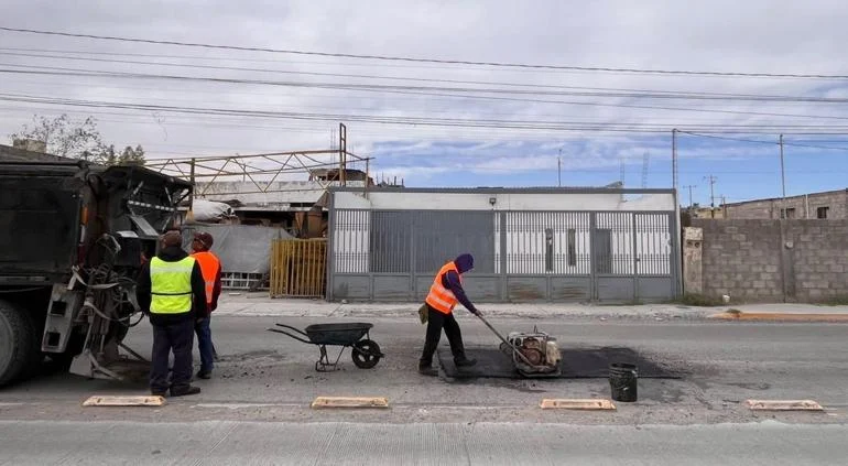 Trabajos de reparación de baches en vialidades de Ciudad Juárez