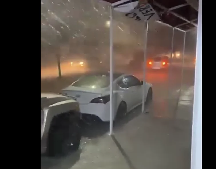 Tormenta con granizo y calles inundadas detrás de Plaza Las Torres en Ciudad Juárez