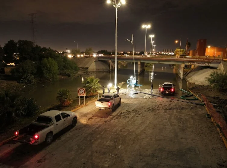 Trabajos nocturnos de desagüe en el paso inferior de Las Torres y Centauro del Norte en Ciudad Juárez
