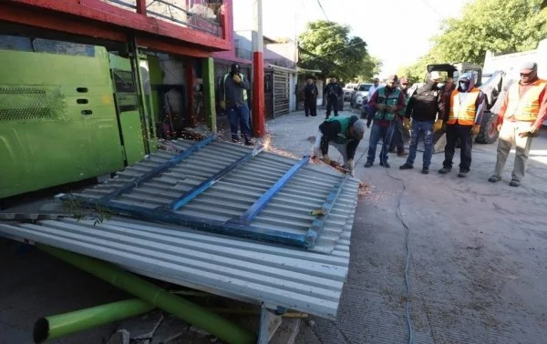 Retiro de tejabán que invadía una banqueta en la colonia Manuel J. Clouthier de Ciudad Juárez