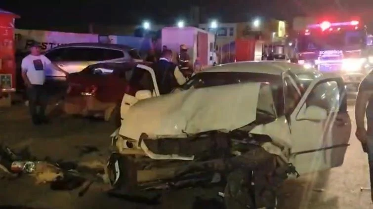 Vehículos involucrados en choque múltiple sobre la avenida Ejército Nacional en Ciudad Juárez