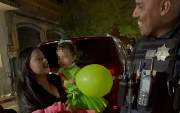 Policías municipales entregan obsequio de cumpleaños a niña en Misiones del Real