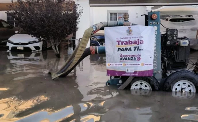 Operativo de Protección Civil para retirar agua acumulada en Gardeno Residencial de Ciudad Juárez