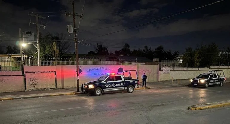 Policías resguardan el exterior de la Secundaria Técnica 30 en Ciudad Juárez