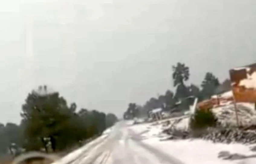Granizada cubre caminos y viviendas de El Vergel en Balleza, Chihuahua