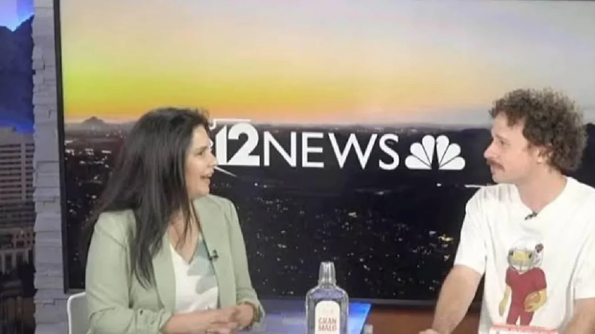 Luisito Comunica durante una entrevista con la periodista Yolanda García en Phoenix, Arizona