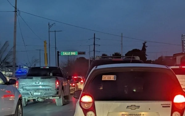 Semáforo afectado por los fuertes vientos en Ciudad Juárez