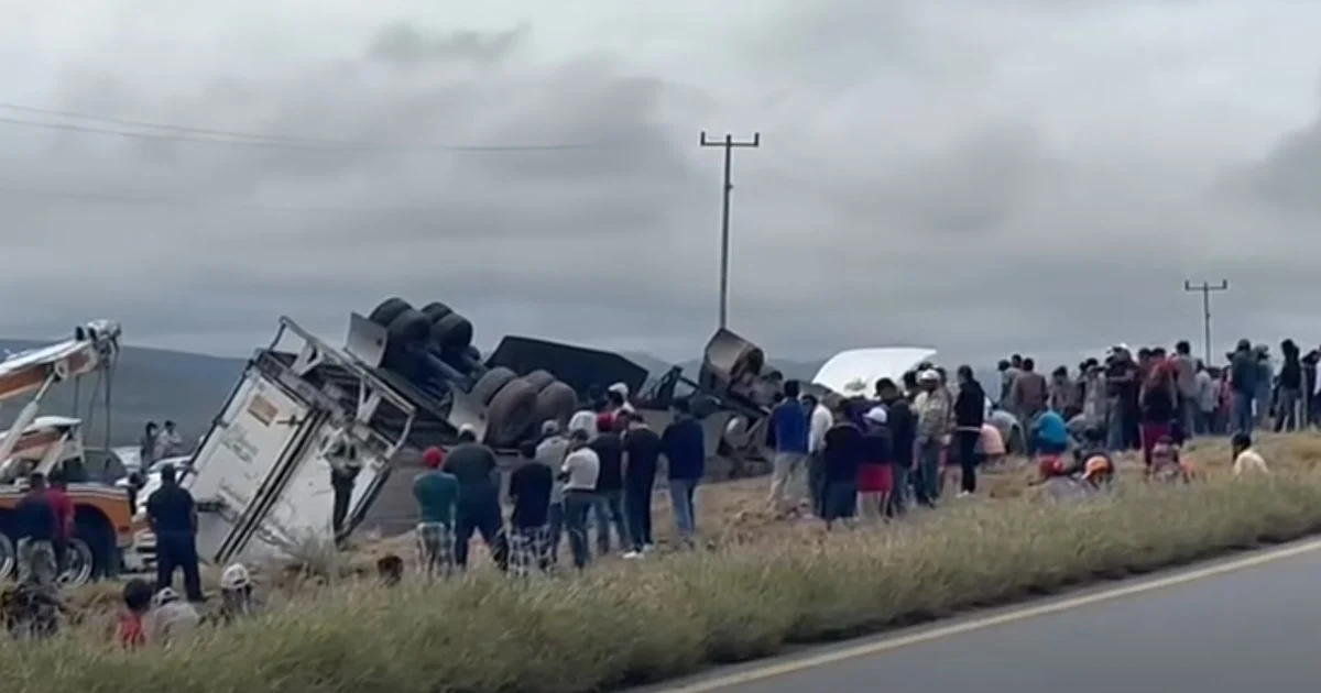 Tráiler cargado con carne volcado en la carretera Saltillo-Torreón