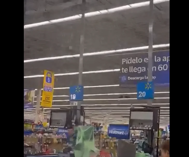 Filtraciones de agua sobre las cajas de Walmart Ejército Nacional en Ciudad Juárez