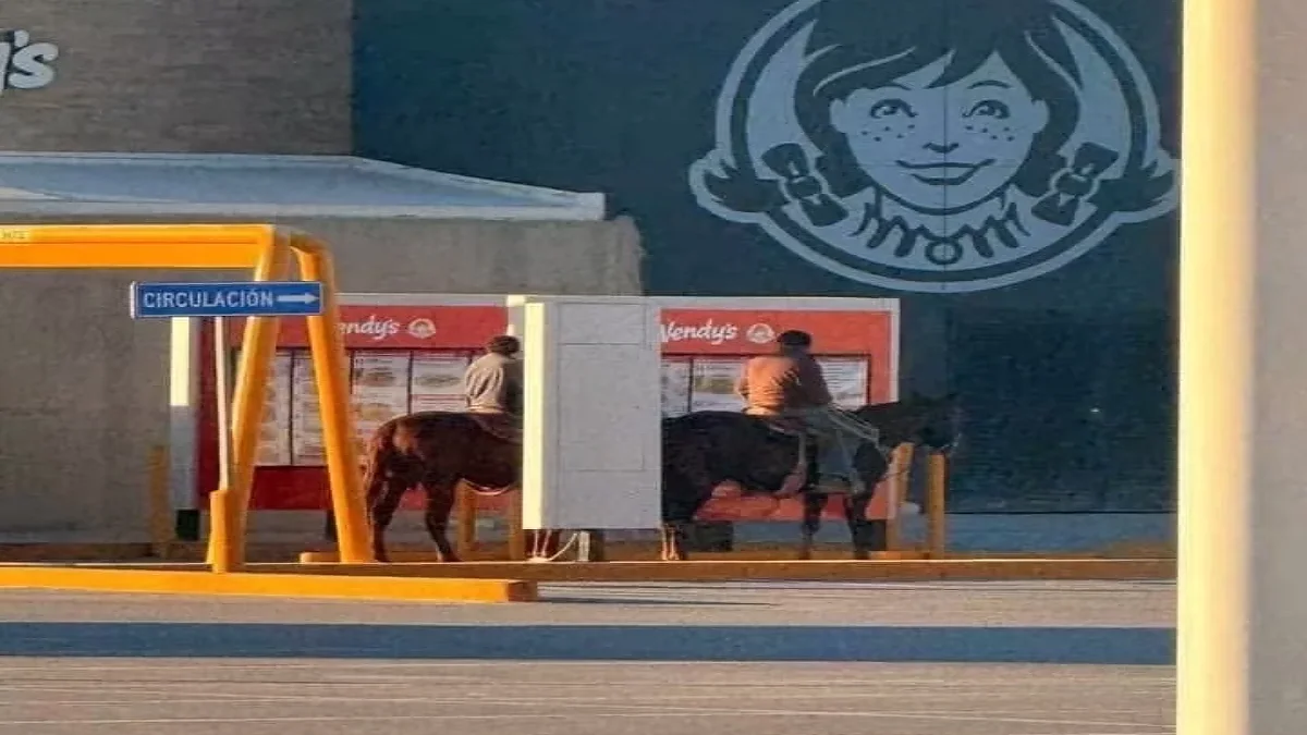Jinetes a caballo hacen un pedido en el autoservicio de Wendy’s en Ciudad Juárez